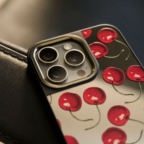 BURGA MIRROR | CHERRYBOMB - כיסוי מראה אופנתי לאייפון 16 פרו מקס תומך Magsafe