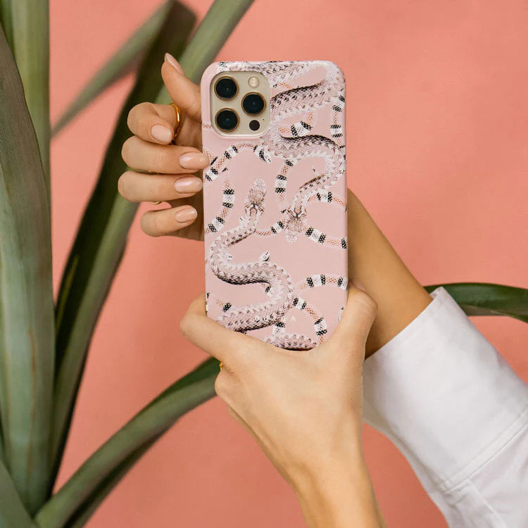 BURGA TOUGH | POOLSIDE GLAM - כיסוי אופנתי לאייפון 17 פרו מקס