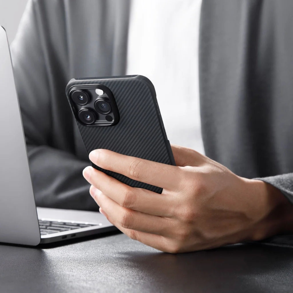 Iphone 15 pro - צבע שחור | מגן הקרבון הדק והקל בעולם | PITAKA - פיטאקה