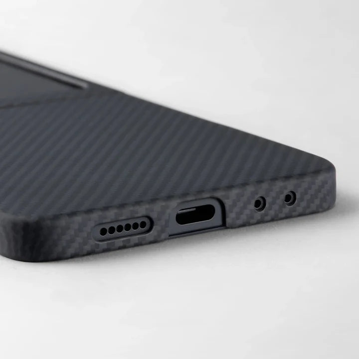 Galaxy Z Flip 7 | Black\Grey מגן הקרבון הדק והקל בעולם | PITAKA - פיטאקה