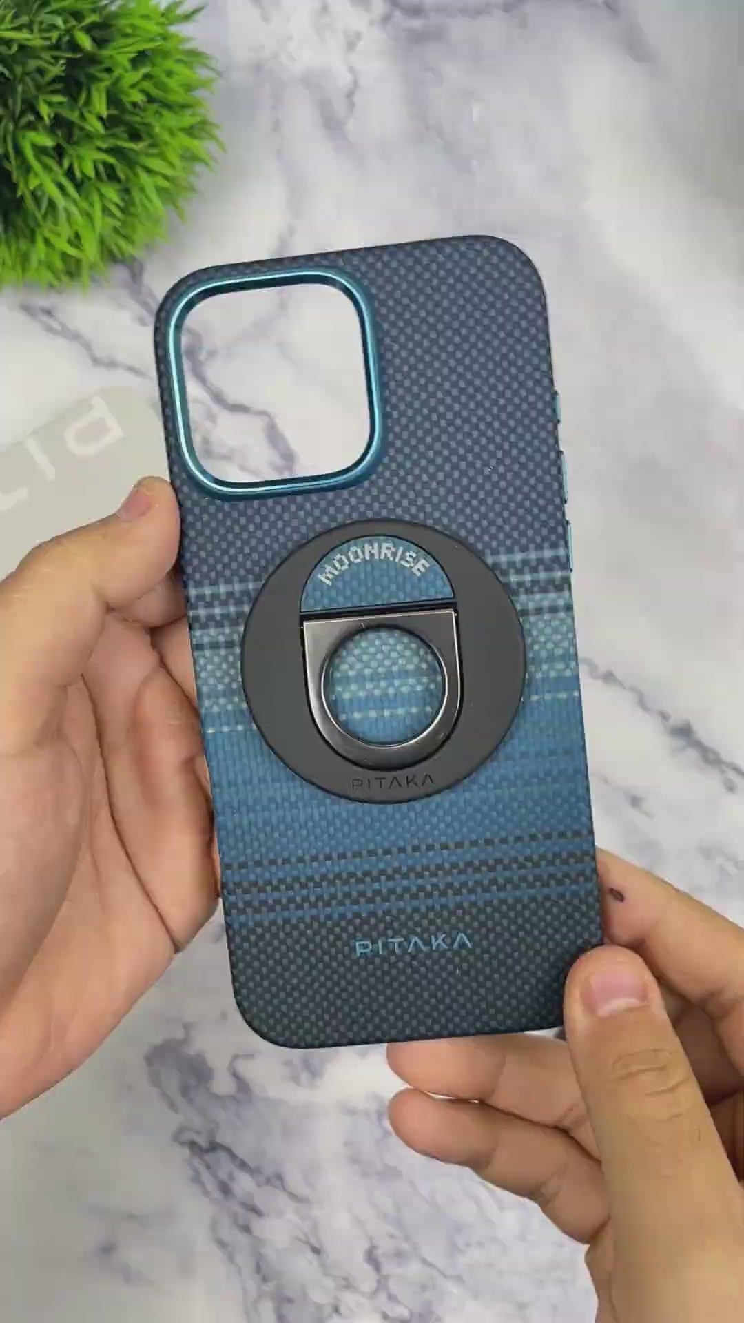 מגן קרבון יוקרתי וחזק במיוחד | PITAKA - פיטאקה - Iphone 16 Pro - Moonrise Protective