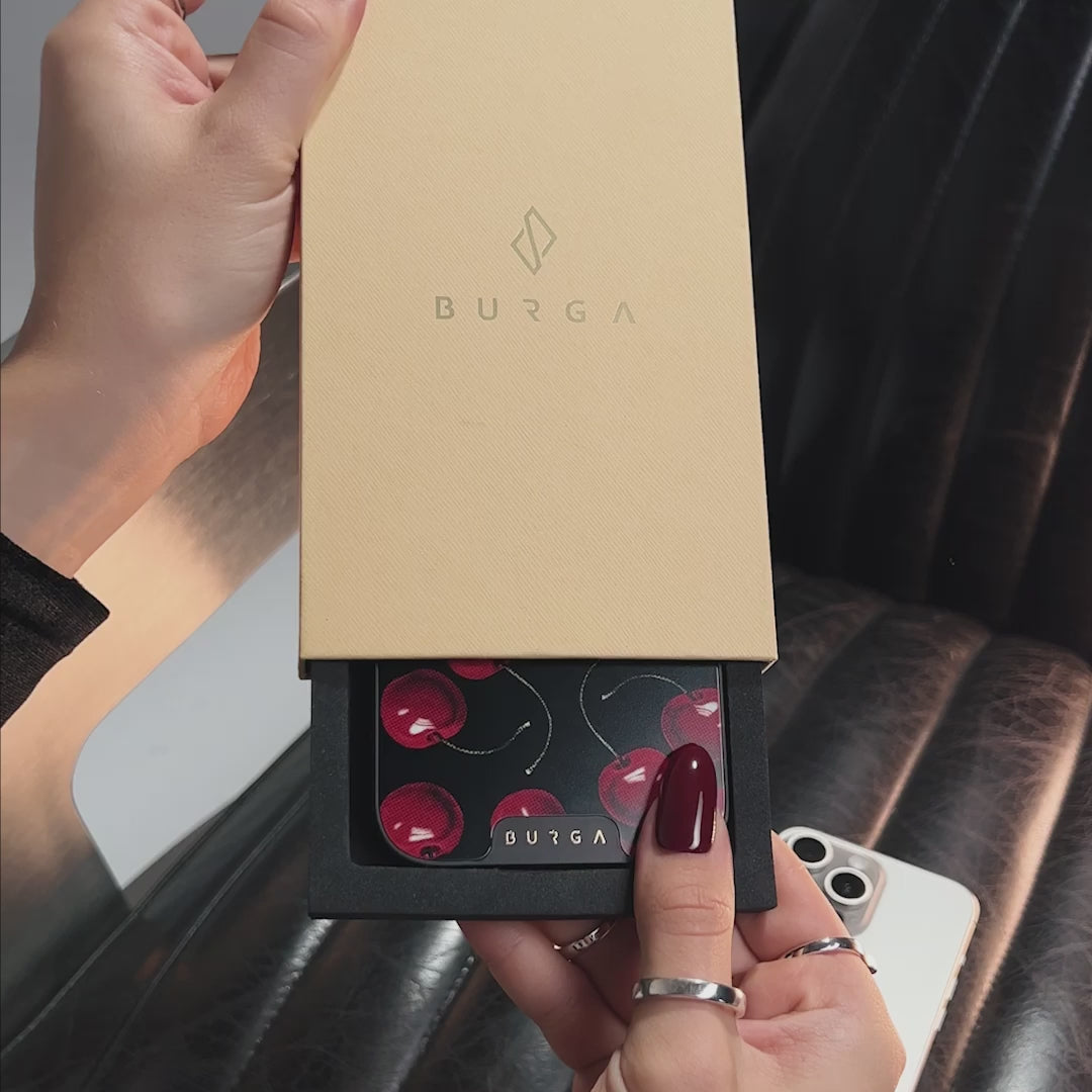 BURGA ELITE DARK | CHERRYBOMB - כיסוי אופנתי לאייפון 17