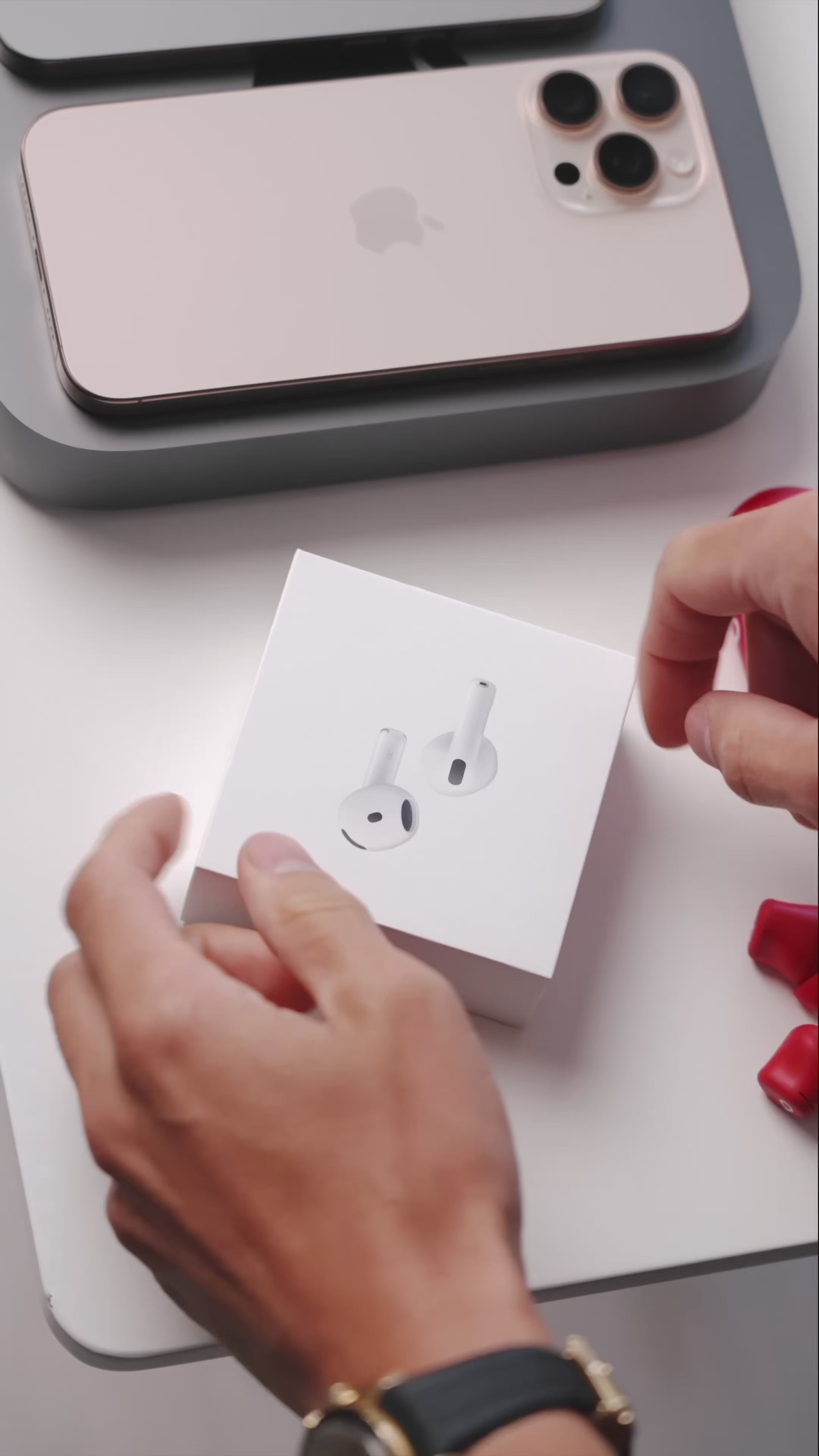 אוזניות אלחוטיות Apple AirPods 4 - כולל מארז טעינה בחיבור USB-C | אחריות רשמית אפל לשנה