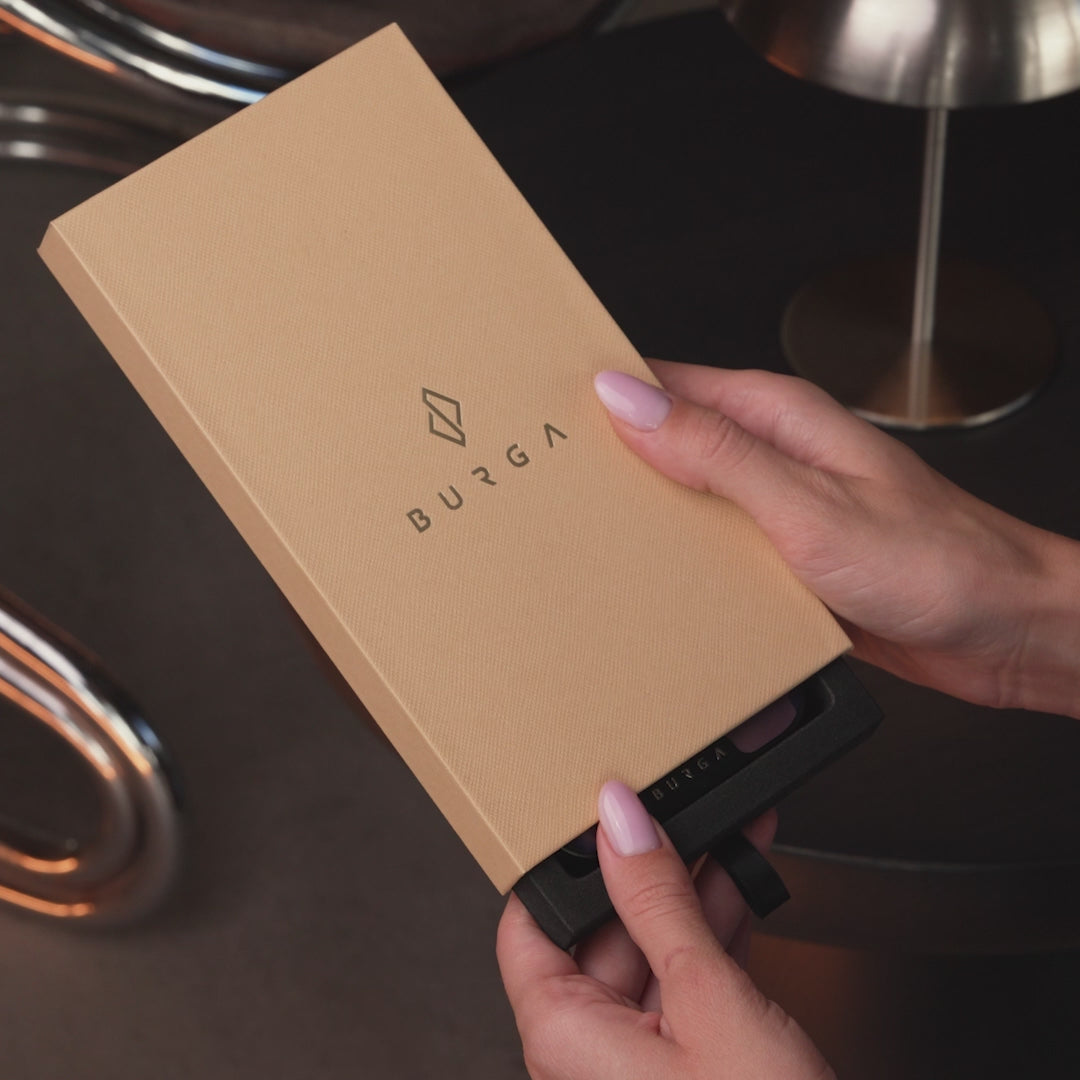 BURGA ELITE DARK | PEACHY GOLD - כיסוי אופנתי לאייפון 17